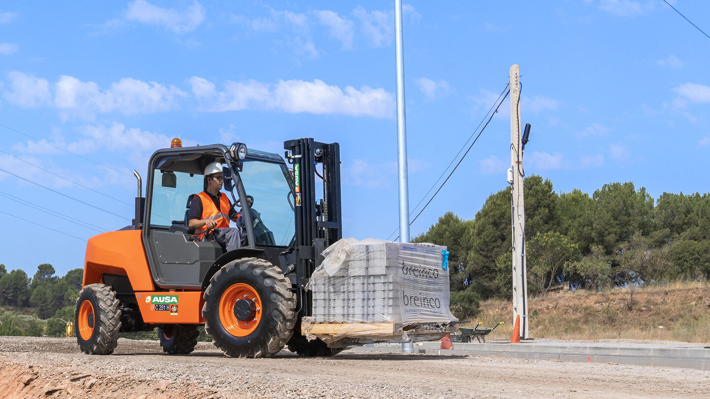 ausa-forklift-gallery-01_1399_desk_1440_auto