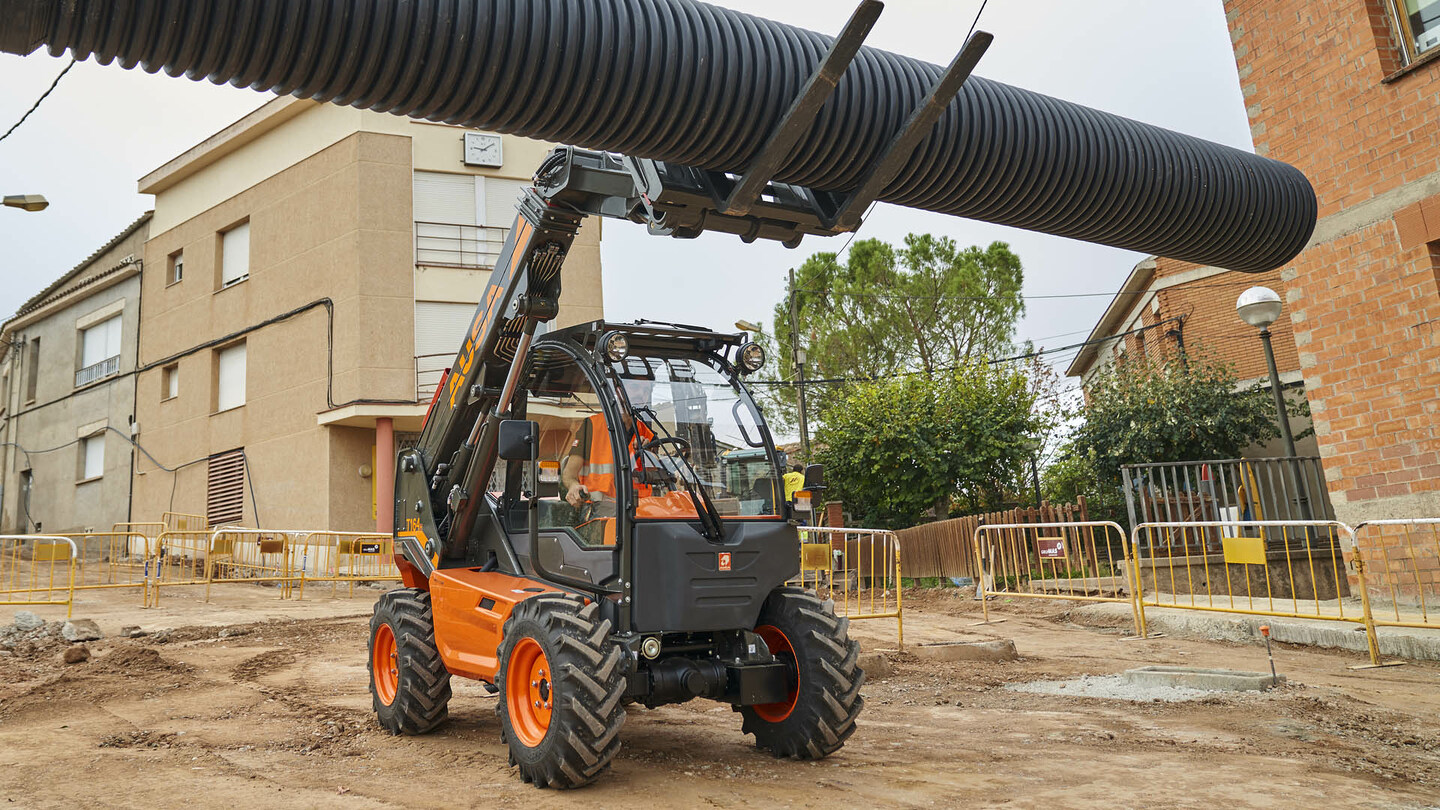 ausa-telehandler-gallery-02_1405_desk_1440_auto